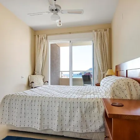 Apartment Perfect Location With Stunning Views, 2 Minutes To